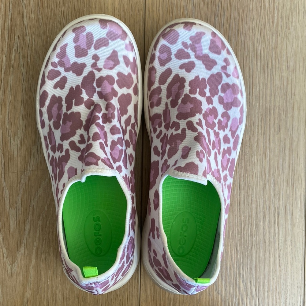 Rose Cheetah Oofos Shoe